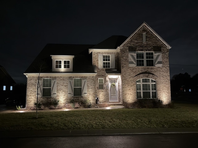 view of front facade featuring a yard