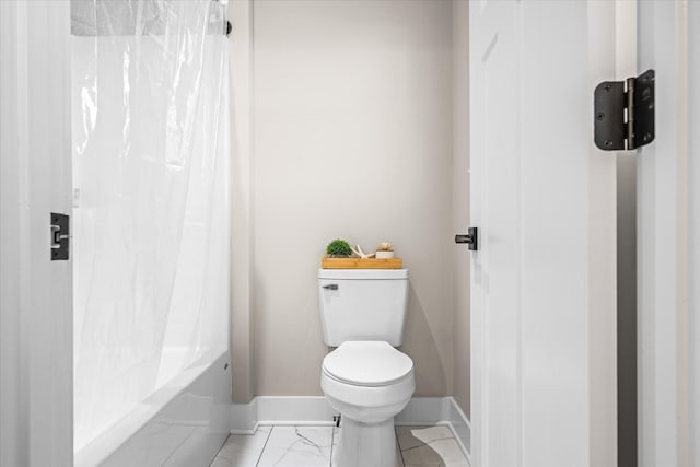 bathroom with shower / tub combo with curtain and toilet