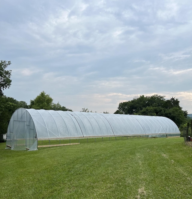 view of yard featuring an outdoor structure