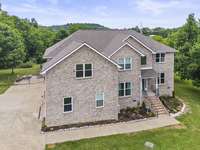 view of front of home featuring a front lawn