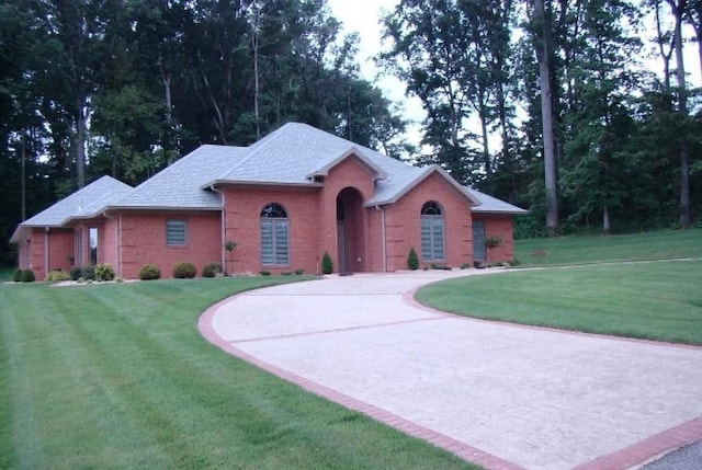 single story home featuring a front lawn