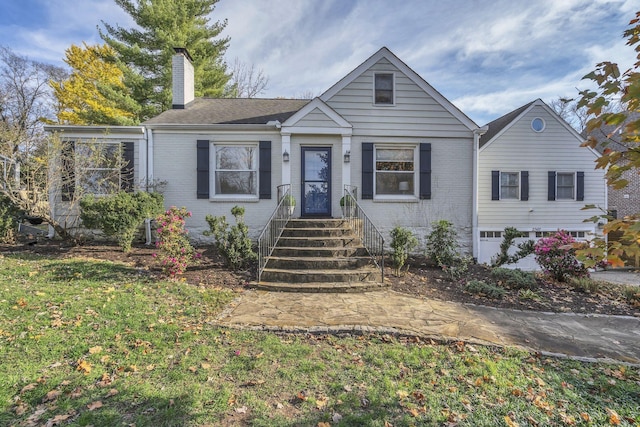 view of front of property featuring a front yard