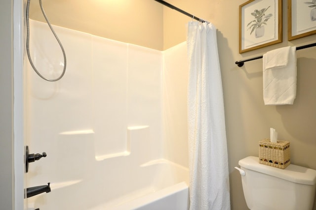 bathroom featuring toilet and shower / tub combo