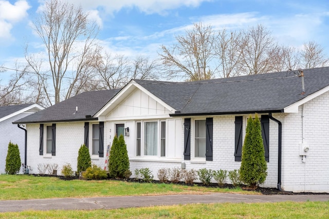 ranch-style house featuring a front yard