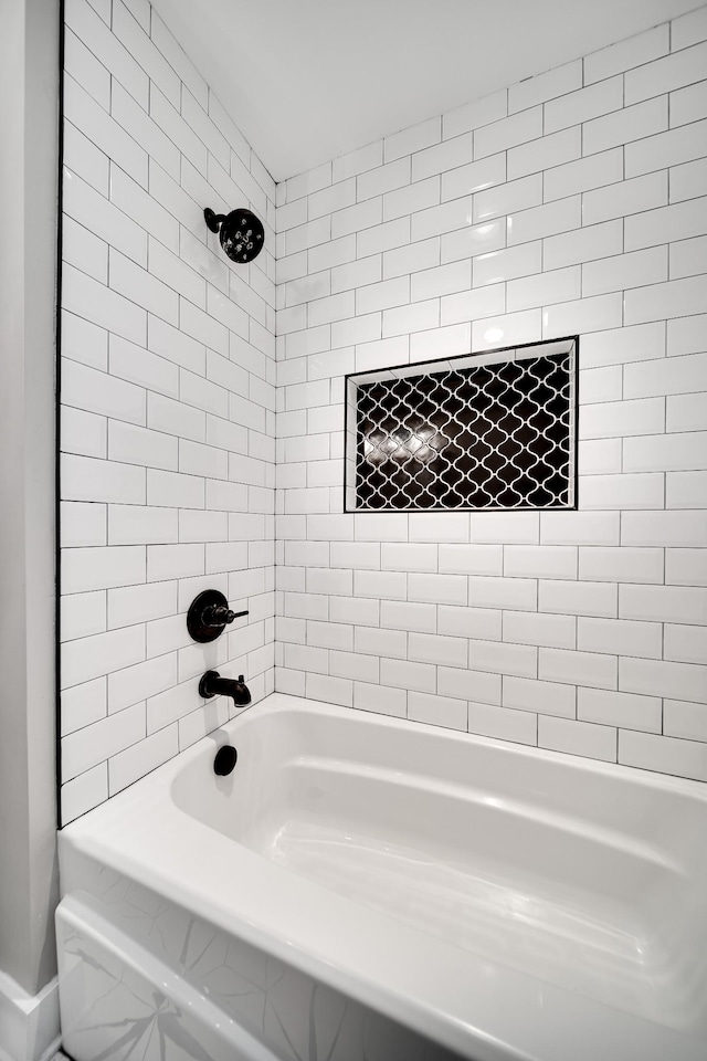 bathroom with tiled shower / bath