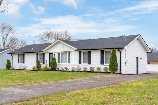 ranch-style house featuring a front yard