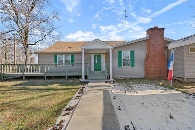 view of front facade with a front yard