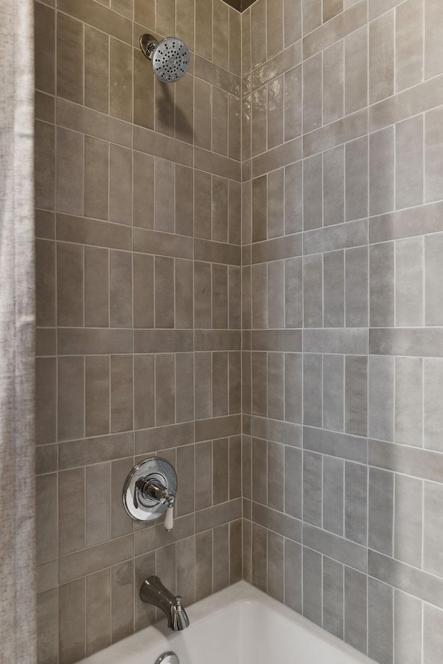 bathroom featuring tiled shower / bath combo