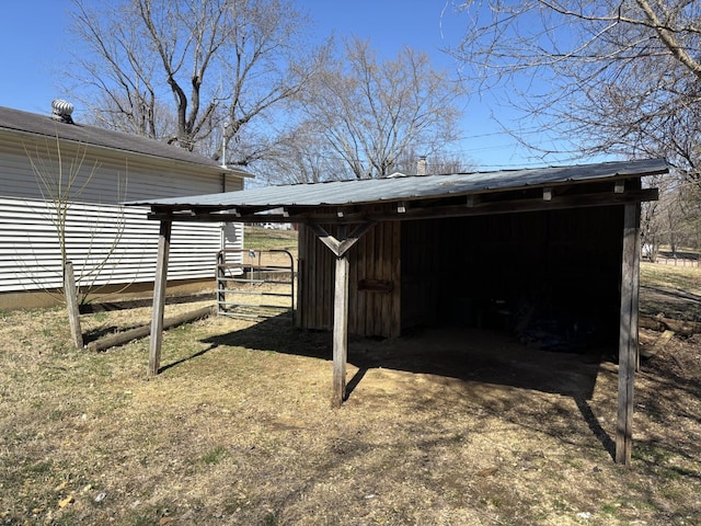 view of yard featuring an outbuilding