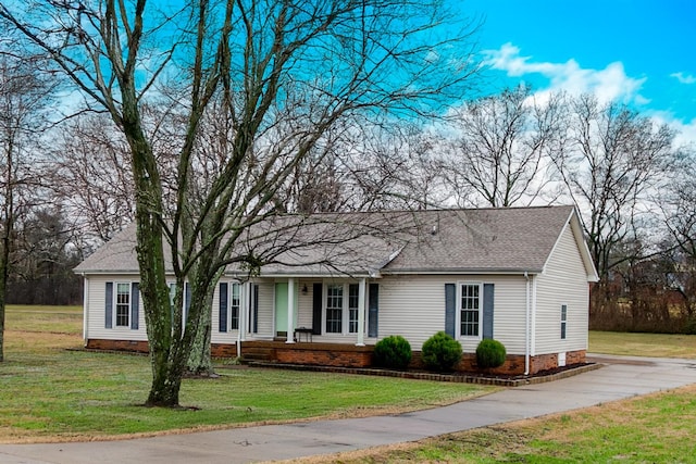 view of front of home featuring a front lawn