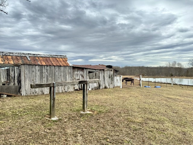 view of yard featuring an outbuilding