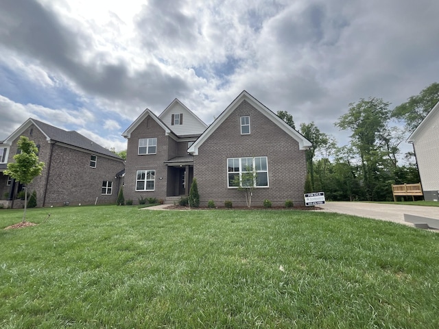 view of front of house featuring a front lawn