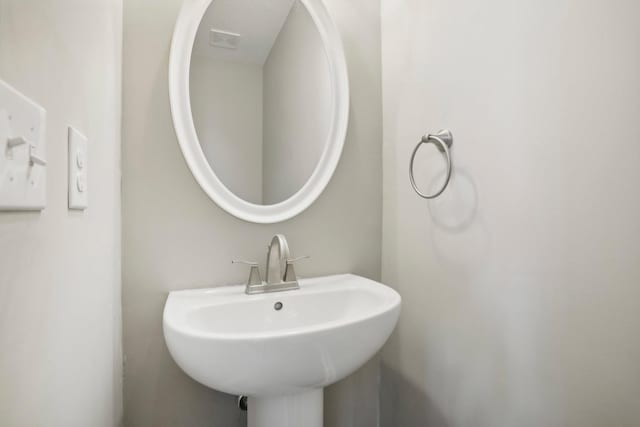 bathroom featuring sink