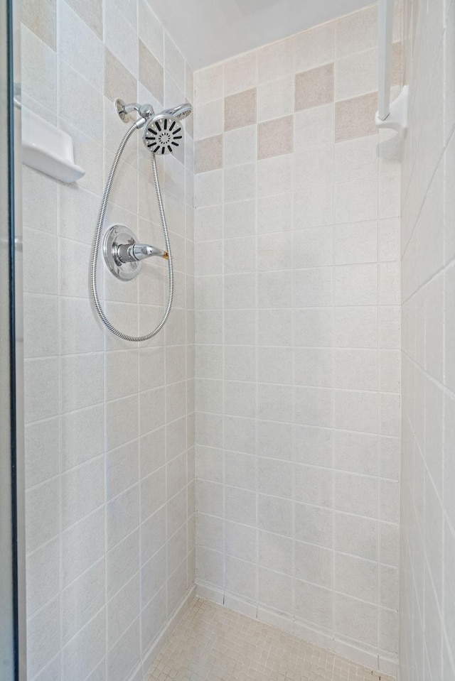 bathroom featuring a tile shower