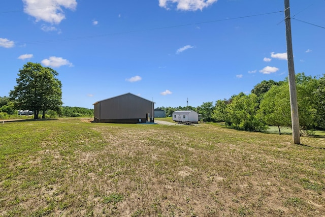 view of yard with an outbuilding