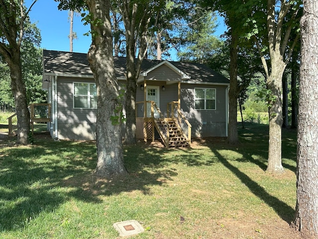 view of front facade with a front yard