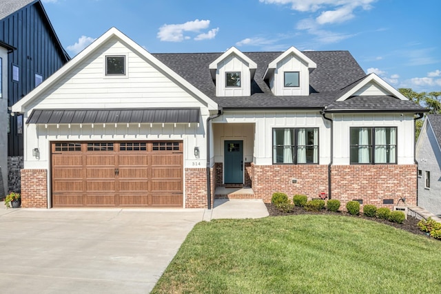 view of front of property featuring a front yard