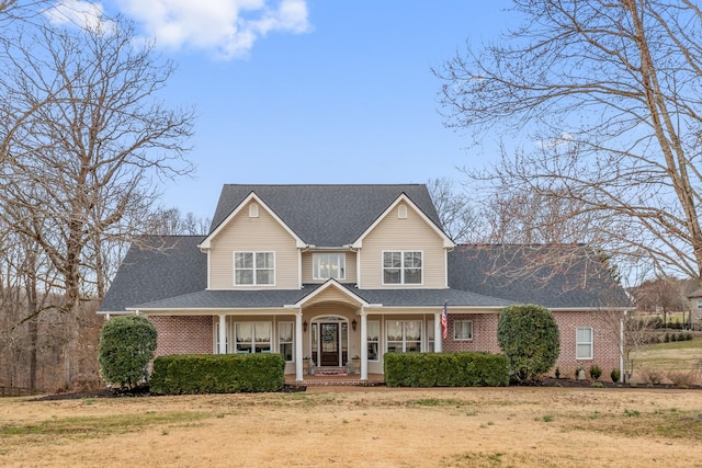 view of front facade featuring a porch and a front yard