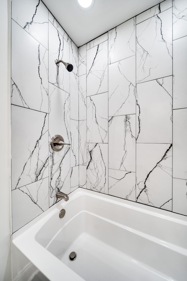 bathroom featuring tiled shower / bath combo