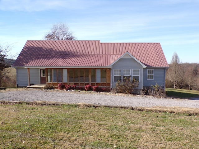 view of front of house featuring a front yard