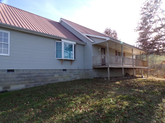 back of house featuring a yard