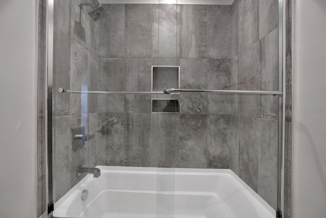 bathroom with tiled shower / bath