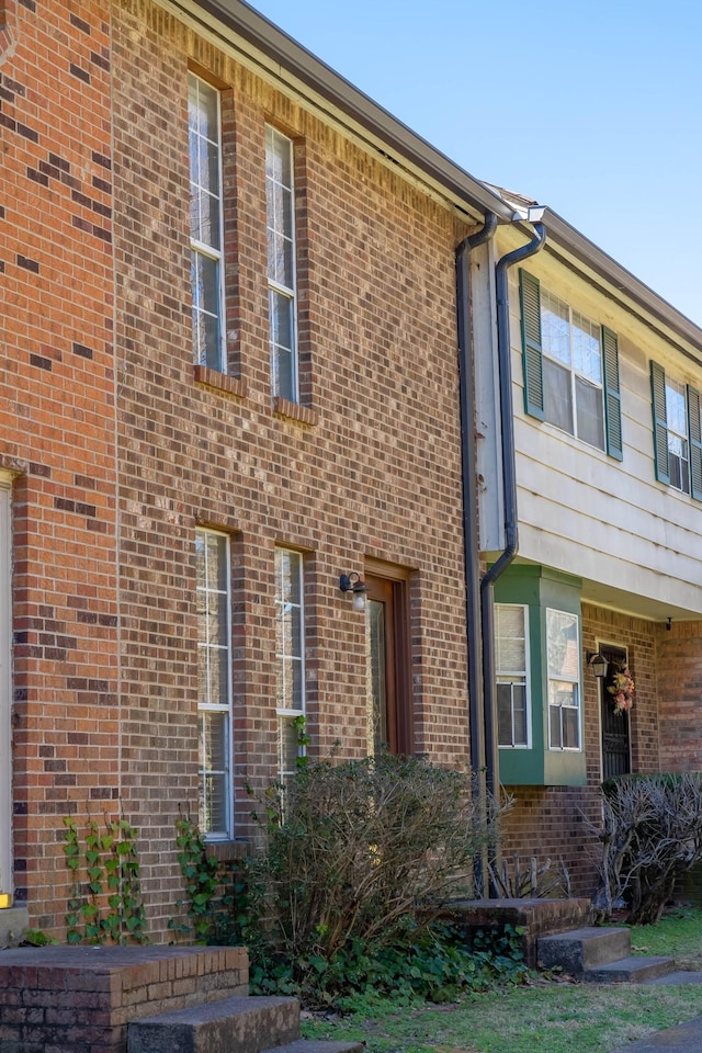 view of front facade featuring brick siding