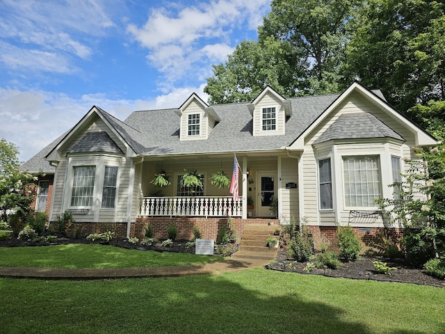 view of front facade featuring covered porch and a front yard