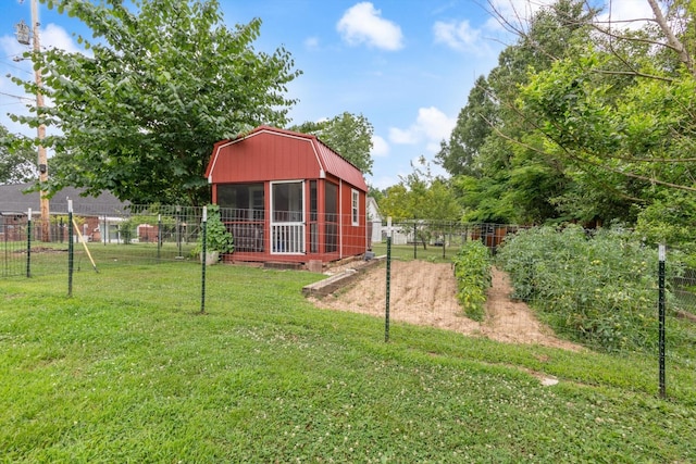 view of yard featuring an outdoor structure