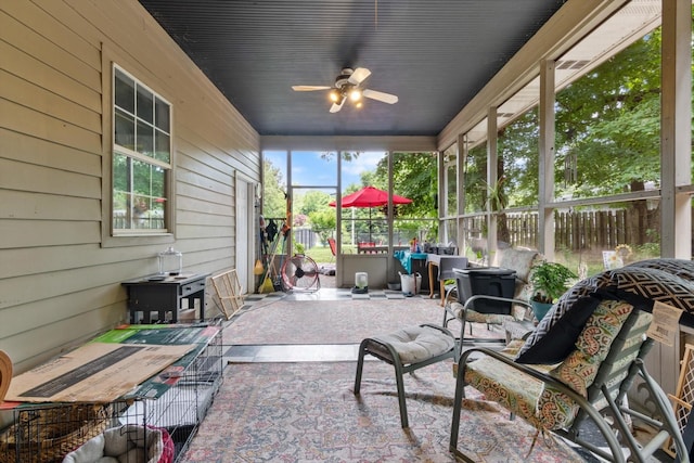 sunroom with ceiling fan