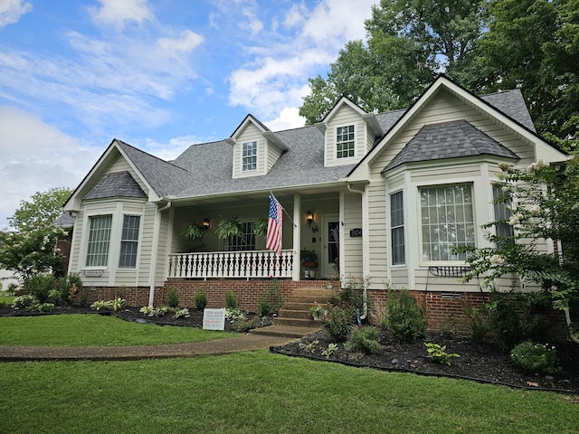 view of front facade with covered porch and a front yard