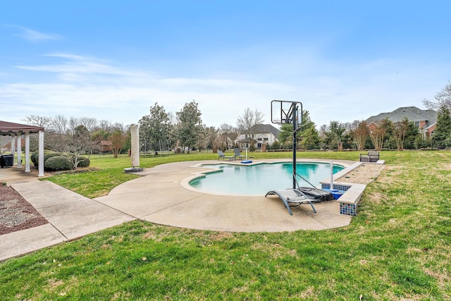 view of pool featuring a yard