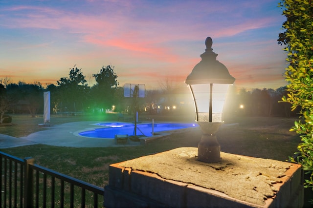 view of yard at dusk