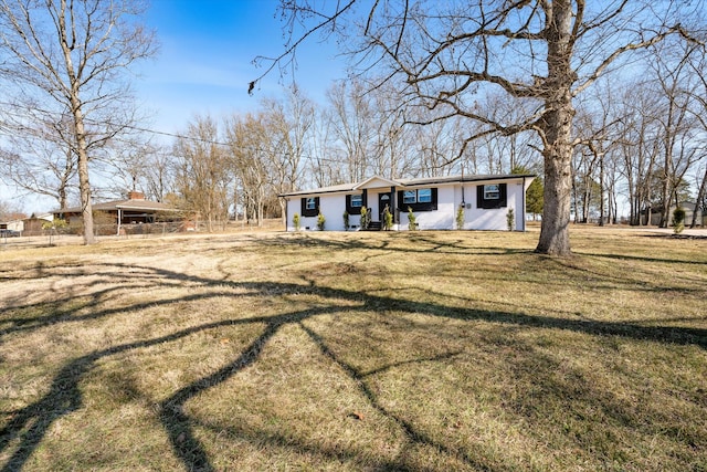 view of front facade featuring a front lawn