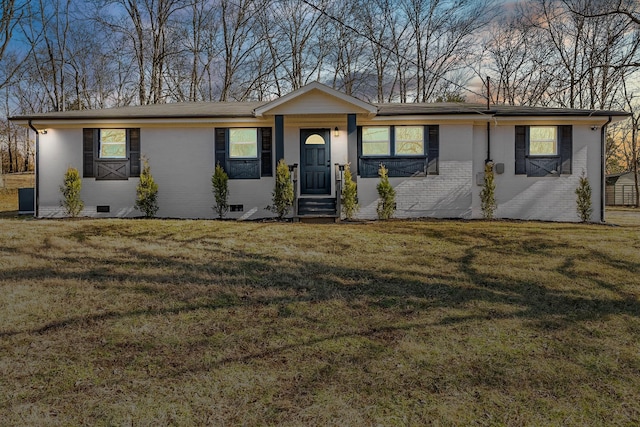 ranch-style house with entry steps, brick siding, crawl space, and a front yard