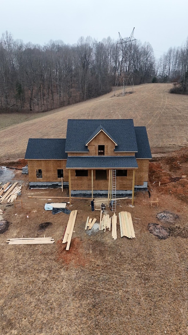 view of front of property featuring a shingled roof