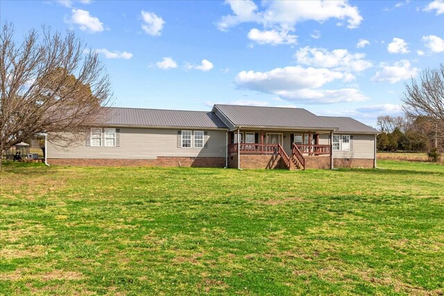 view of front of property featuring a front lawn