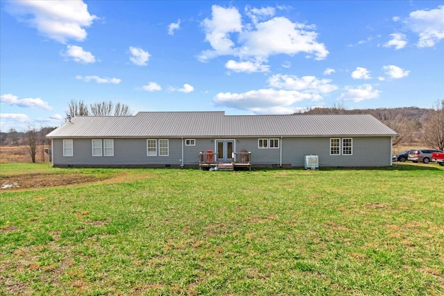 view of front of house with a front lawn