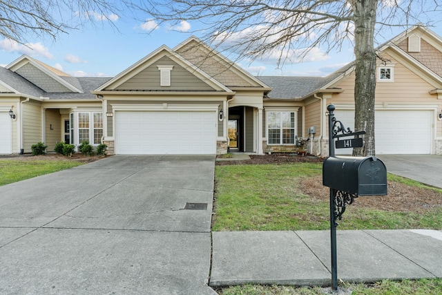 view of front of property featuring a front yard