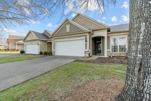 view of front of property featuring a front yard and a garage