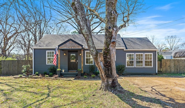 view of front of house featuring a front lawn and fence