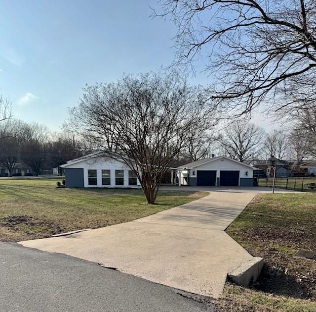 single story home featuring a front lawn