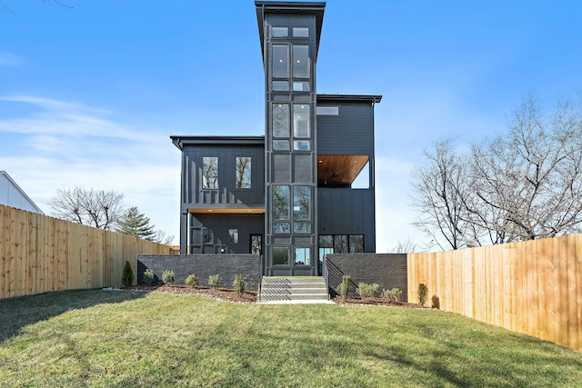 304 35th Ave N, Nashville, TN 37209 - back of property with a fenced backyard and a yard