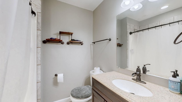 full bathroom featuring vanity, toilet, and a shower with curtain