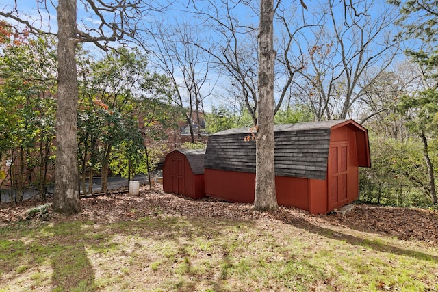 view of yard featuring an outbuilding and a storage shed