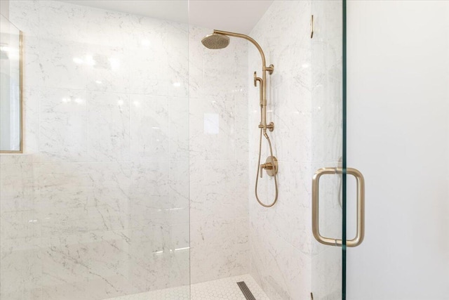 full bathroom featuring tiled shower