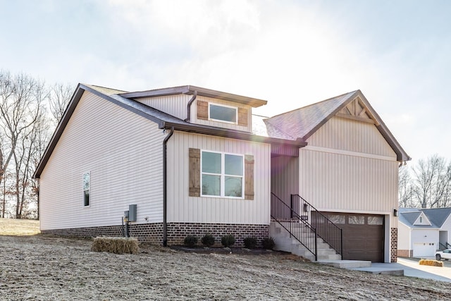 view of front of property featuring driveway and a garage