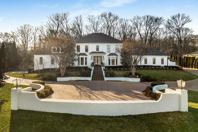 view of front of property featuring a front lawn