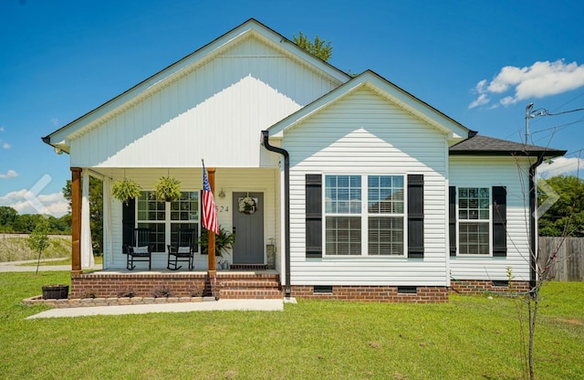 view of front of home featuring crawl space, a front lawn, and a porch