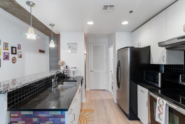 kitchen with stainless steel appliances, white cabinetry, a sink, and visible vents